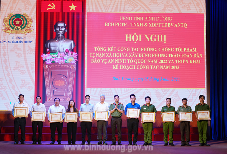 Bình Dương Khen thưởng tập thể, cá nhân có thành tích trong phòng, chống tội phạm