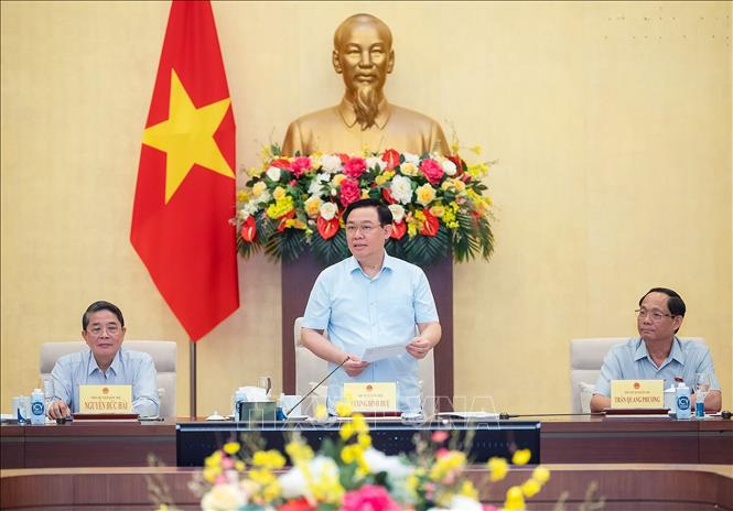 Chủ tịch Quốc hội Vương Đình Huệ chủ trì cuộc làm việc với các chuyên gia kinh tế