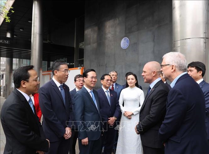 Chủ tịch nước Võ Văn Thưởng đặt hoa tại Biển tưởng niệm Bác Hồ ở thủ đô London