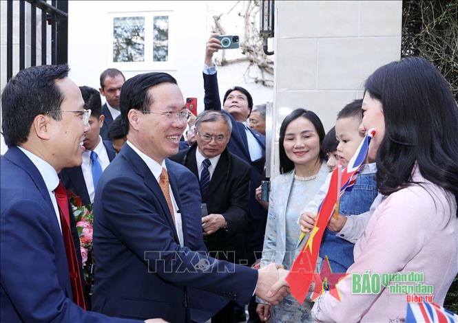 Chủ tịch nước đến London, bắt đầu chương trình tham dự Lễ đăng quang của Nhà vua Anh