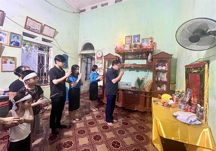 Đại diện Ban Cán sự Đảng Bộ GD ĐT thăm hỏi gia đình cô giáo tử nạn trên đường đến trường