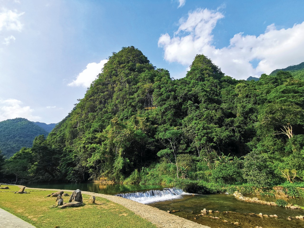 Về thăm Pác Bó, nhớ Bác Hồ