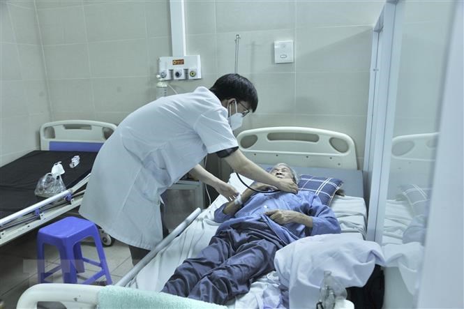 Ngày 7 5, giảm gần 1 000 ca mắc mới COVID-19