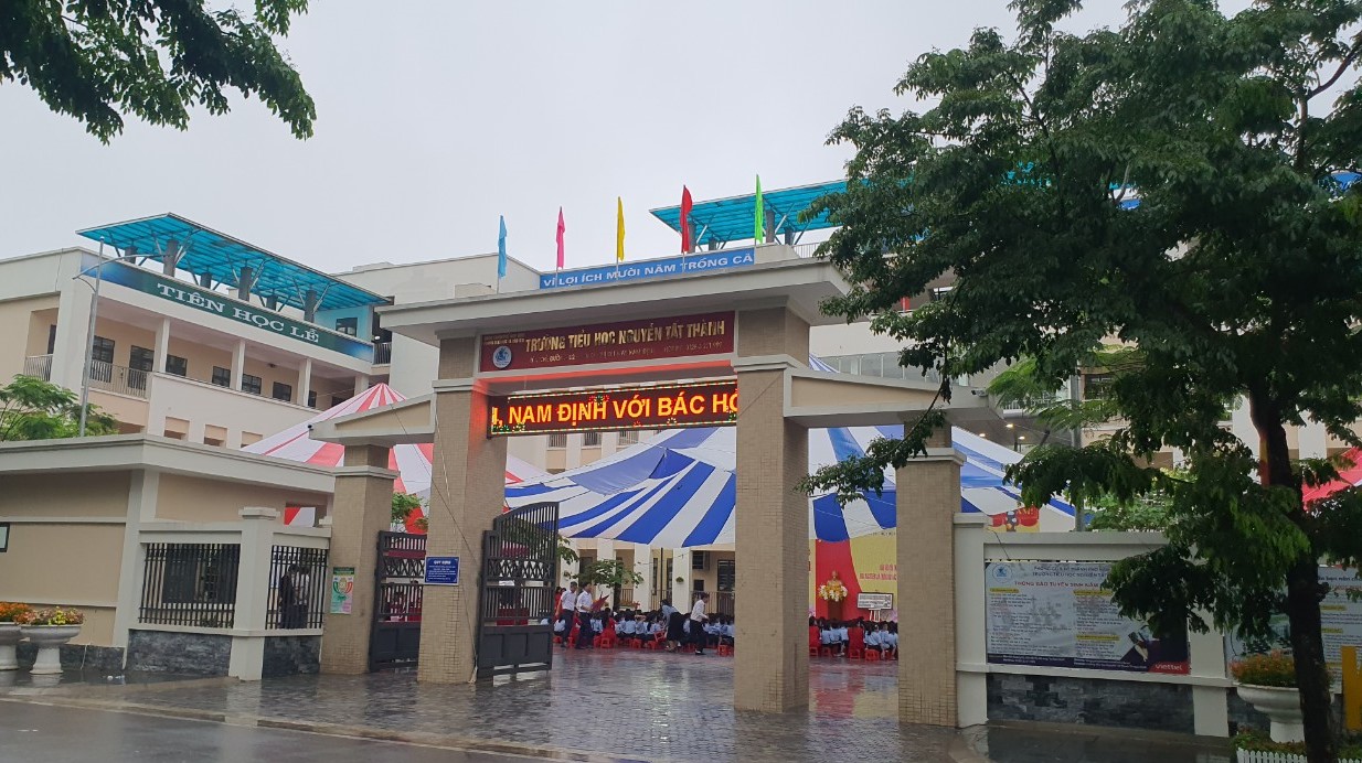 Gắn biển công trình kỷ niệm 60 năm Bác Hồ về thăm Nam Định