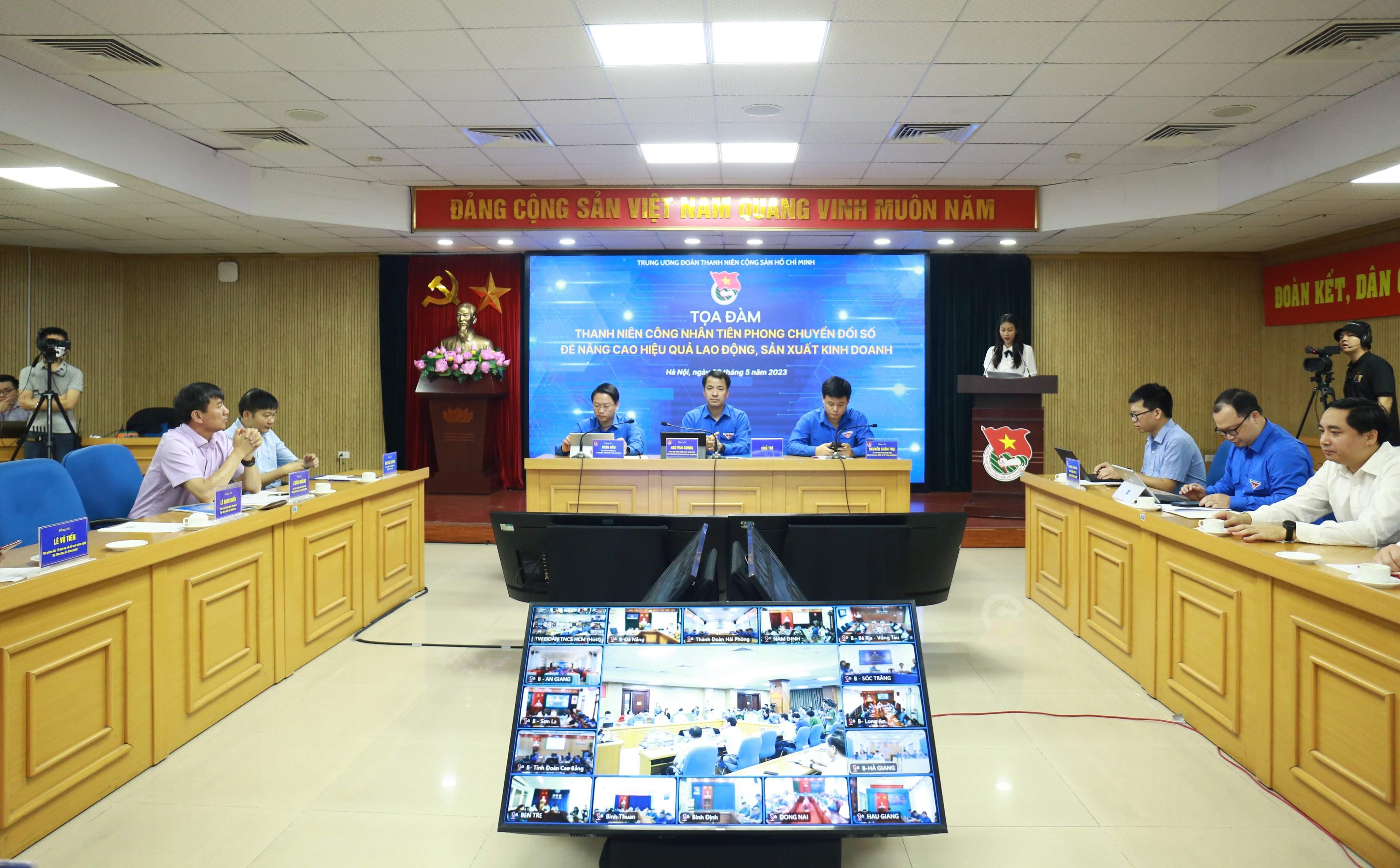 Thanh niên công nhân tiên phong chuyển đổi số