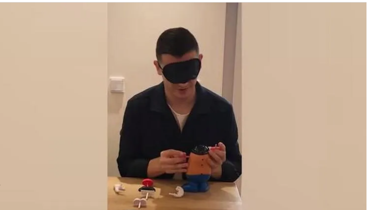 Người lắp ráp đồ chơi “Ông Khoai Tây” trong khoảng thời gian ngắn nhất khi bị bịt mắt