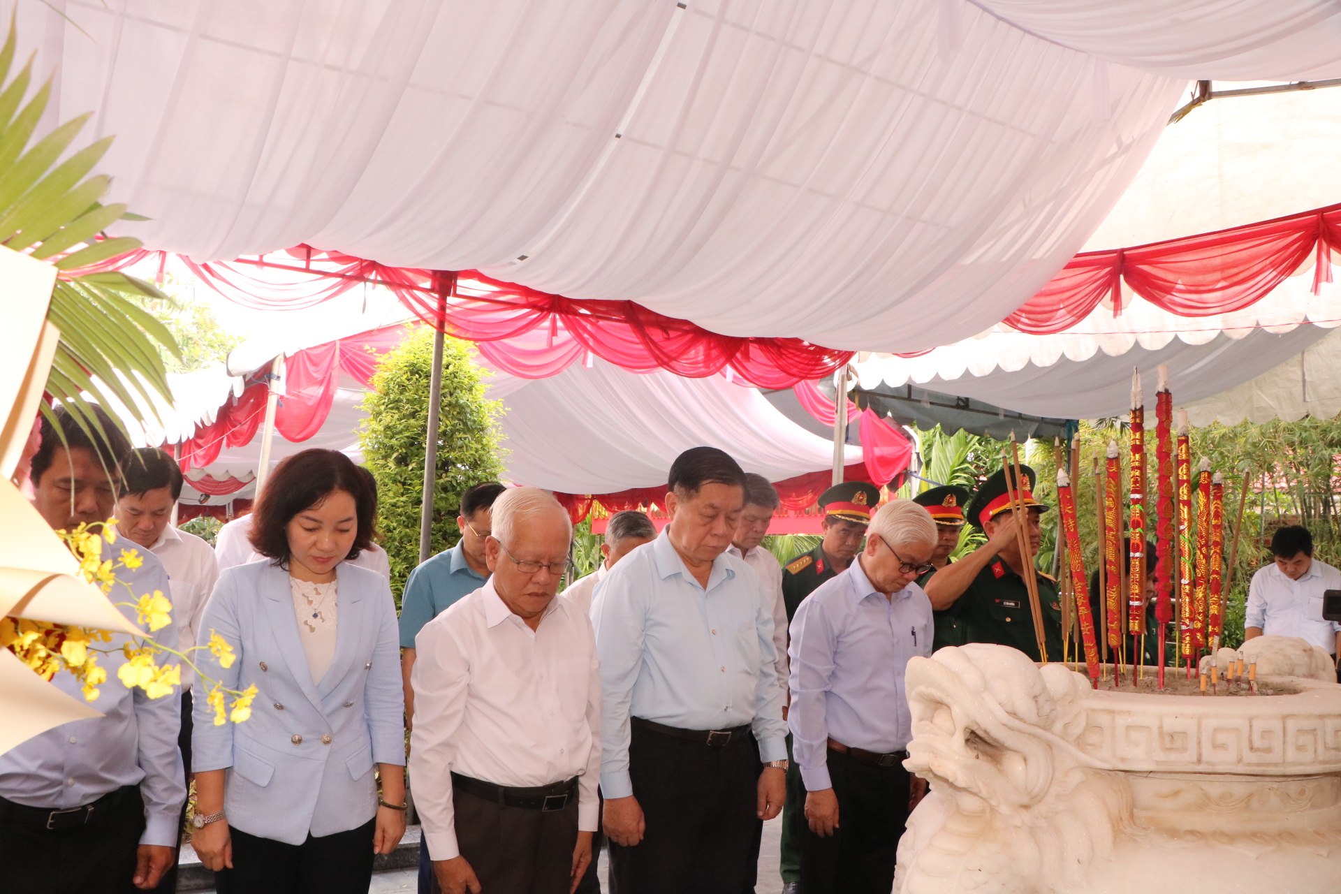 Trưởng Ban Tuyên giáo TƯ Nguyễn Trọng Nghĩa dâng hương tại Bia tưởng niệm Liệt sĩ suối Mạch Máng