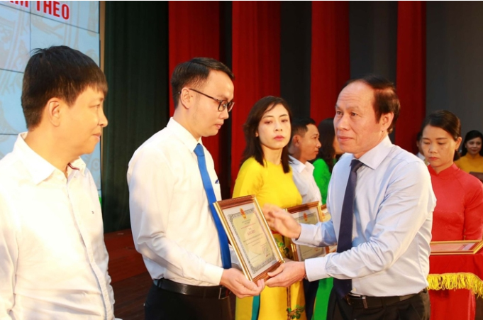 Người đứng đầu cấp ủy đảng, chính quyền, đơn vị gương mẫu trong học tập và làm theo Bác