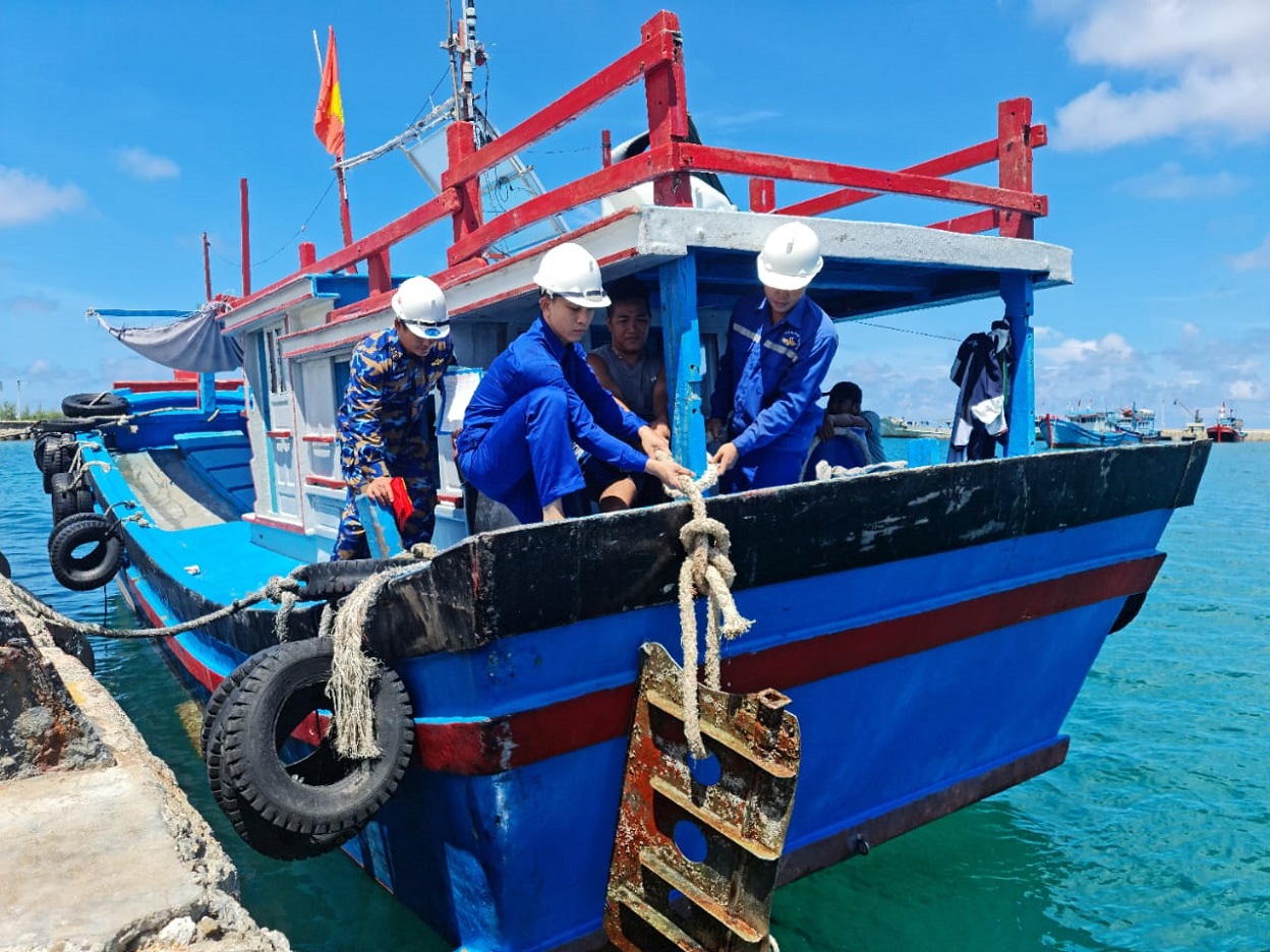 Kịp thời giúp tàu cá tại Trường Sa khắc phục sự cố