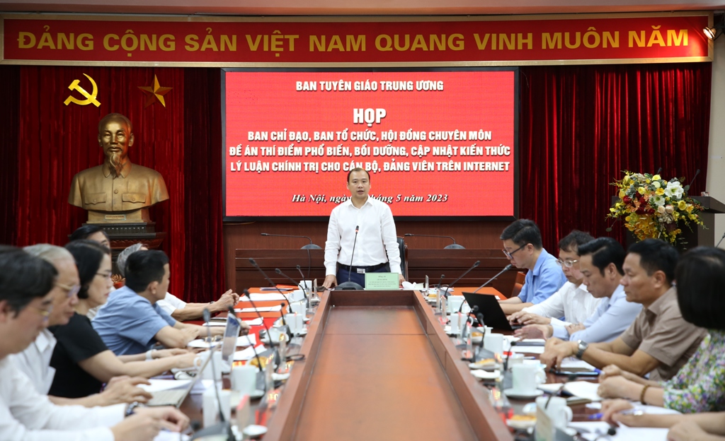 Hoàn thiện hệ thống thí điểm phổ biến, bồi dưỡng, cập nhật kiến thức lý luận chính trị