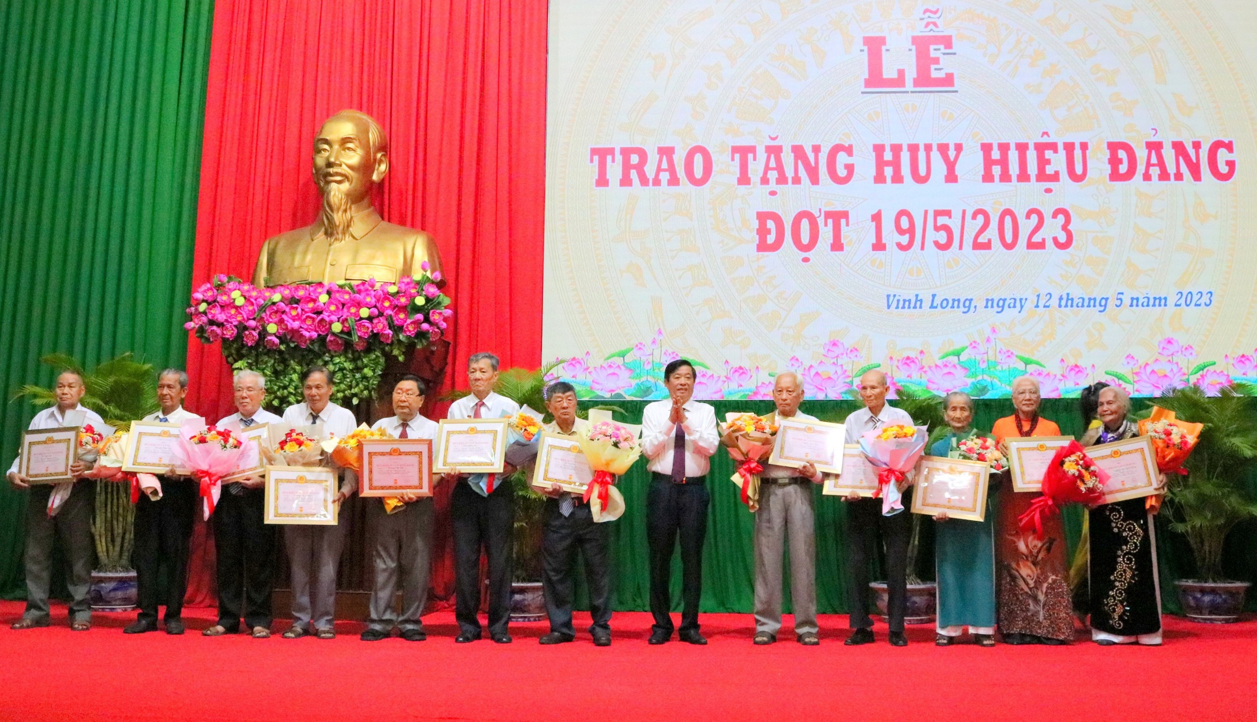 Vĩnh Long Trao tặng Huy hiệu Đảng đợt 19 5 và Giải Búa liềm vàng năm 2022 

​