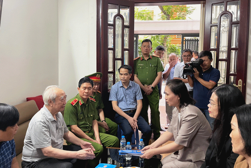 Thăm hỏi, động viên gia đình 4 người tử vong trong vụ cháy quận Hà Đông