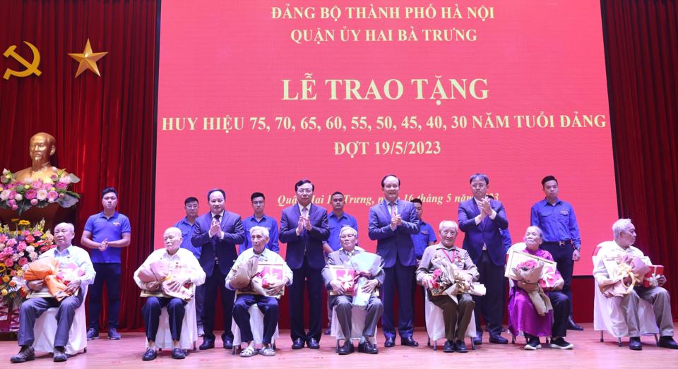 Hà Nội Hơn 7 500 đảng viên được Trao tặng Huy hiệu Đảng