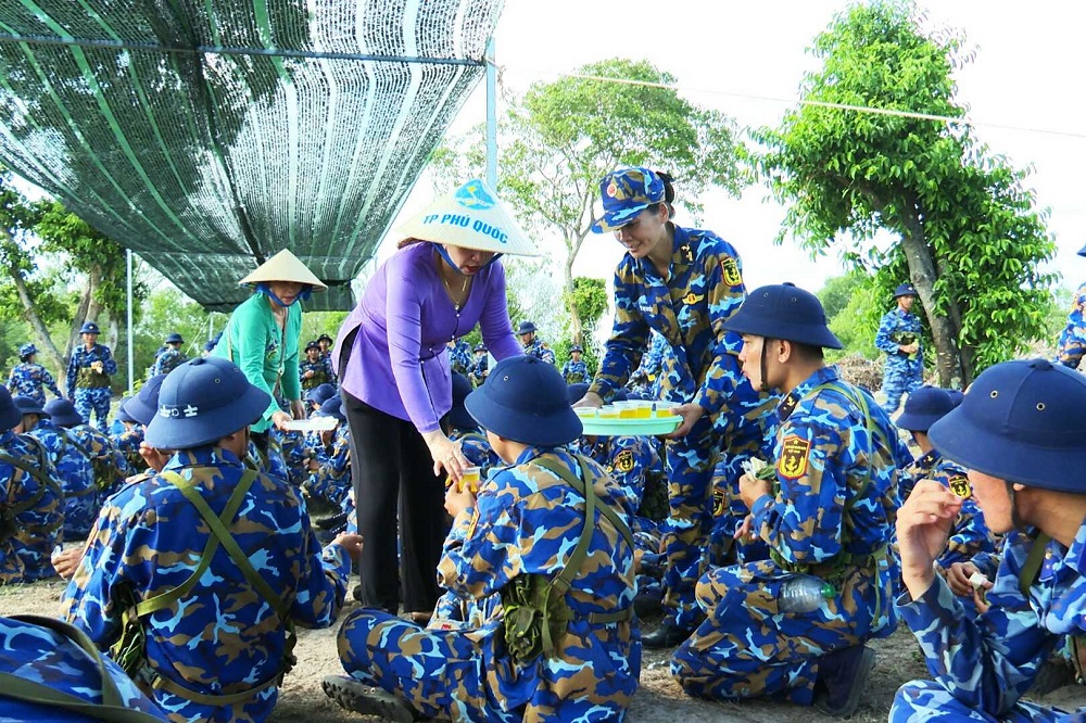 “Bát nước thao trường” thắm tình quân dân