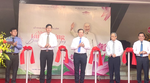 Khai mạc Triển lãm “Những tấm gương bình dị mà cao quý”