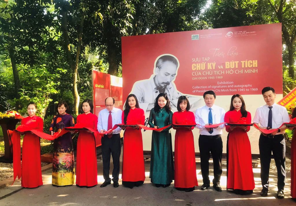 Trưng bày sưu tập chữ ký, bút tích của Chủ tịch Hồ Chí Minh