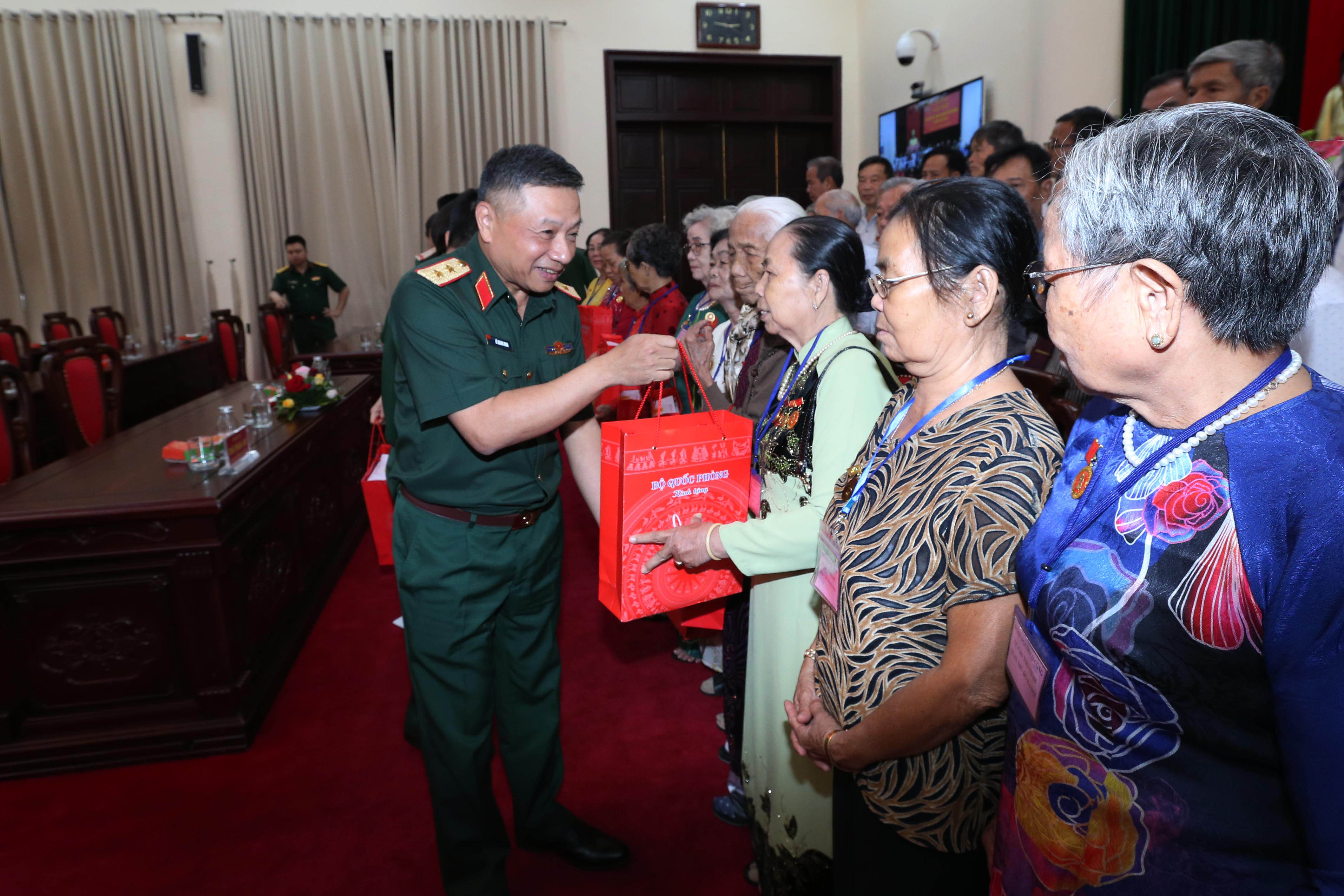 Đại biểu người có công với cách mạng thăm Bộ Quốc phòng