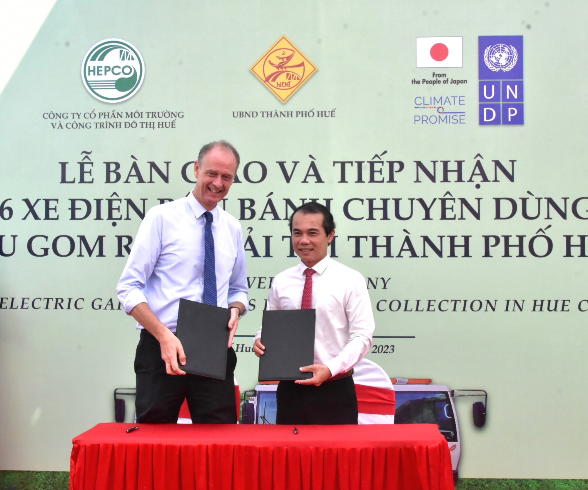 Tiếp nhận xe điện bốn bánh chuyên dùng thu gom rác do UNDP tài trợ