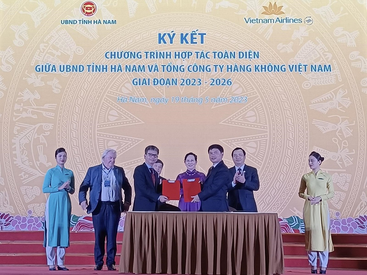 Vietnam Airlines ký kết hợp tác toàn diện với tỉnh Hà Nam