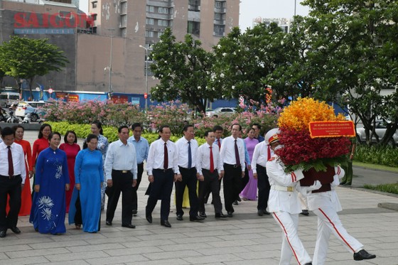 Đoàn đại biểu TP Hồ Chí Minh dâng hương tưởng niệm Chủ tịch Hồ Chí Minh