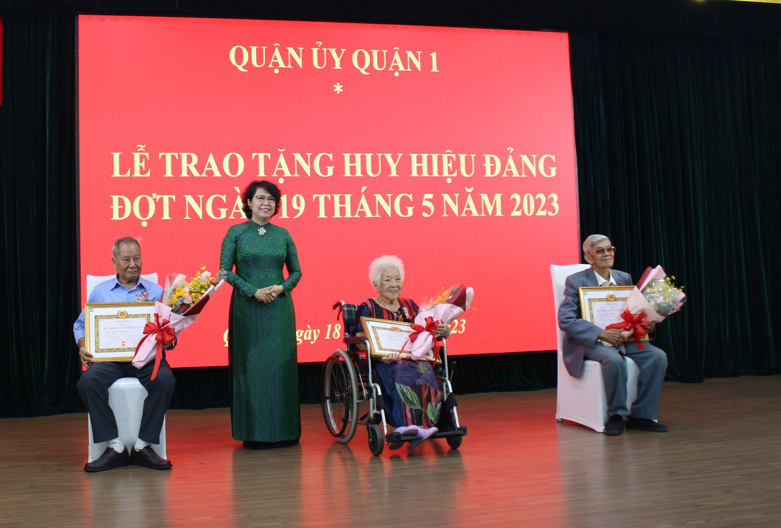 TP Hồ Chí Minh Trao Huy hiệu Đảng đợt 19 5 và biểu dương điển hình tiên tiến học và làm theo Bác