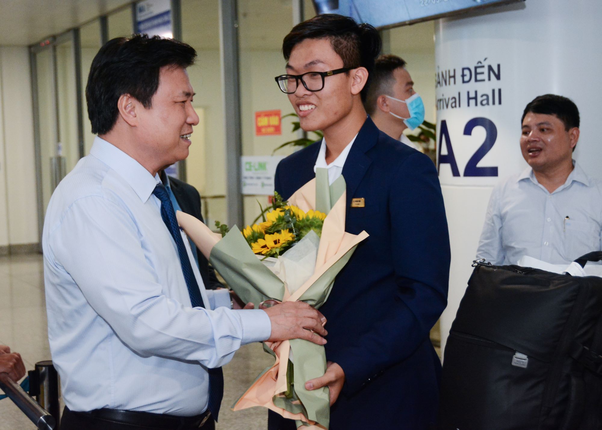 Thứ trưởng Bộ GD ĐT đón, chúc mừng đội tuyển dự ISEF 2023