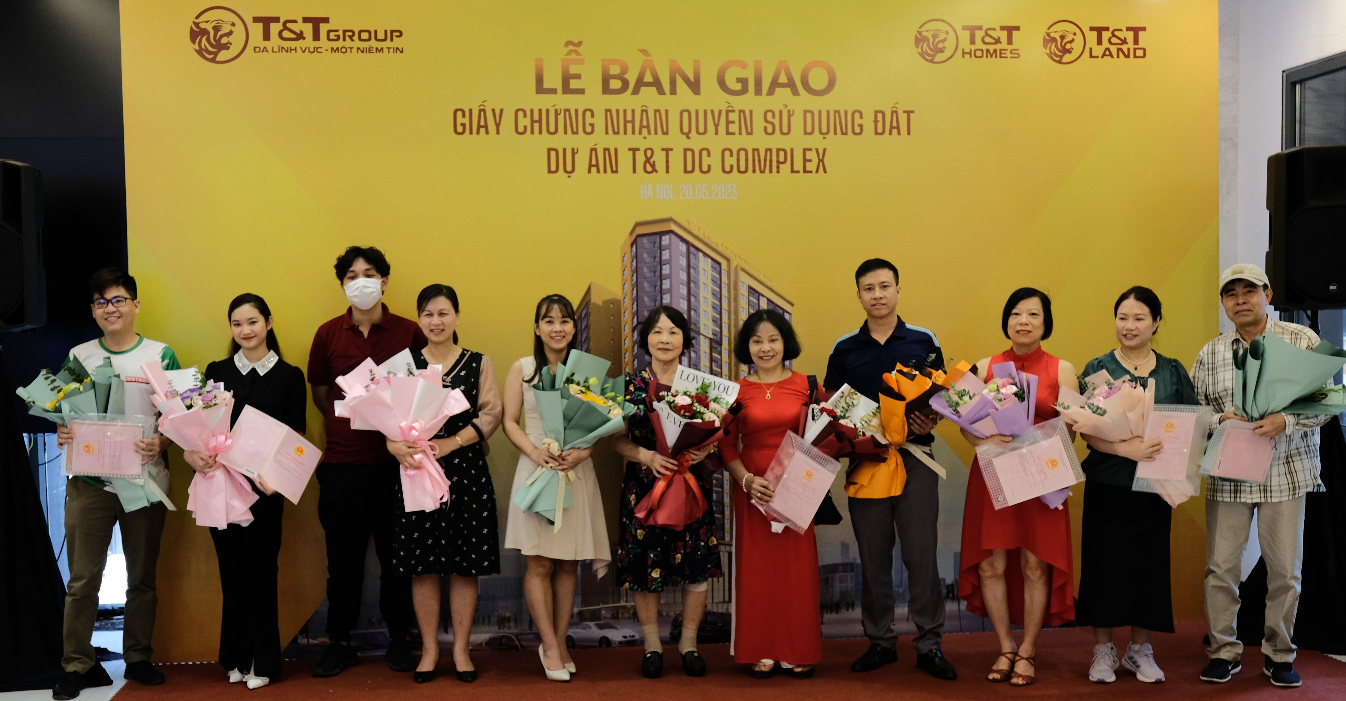 Cư dân T T DC Complex chính thức nhận bàn giao giấy chứng nhận quyền sử dụng đất