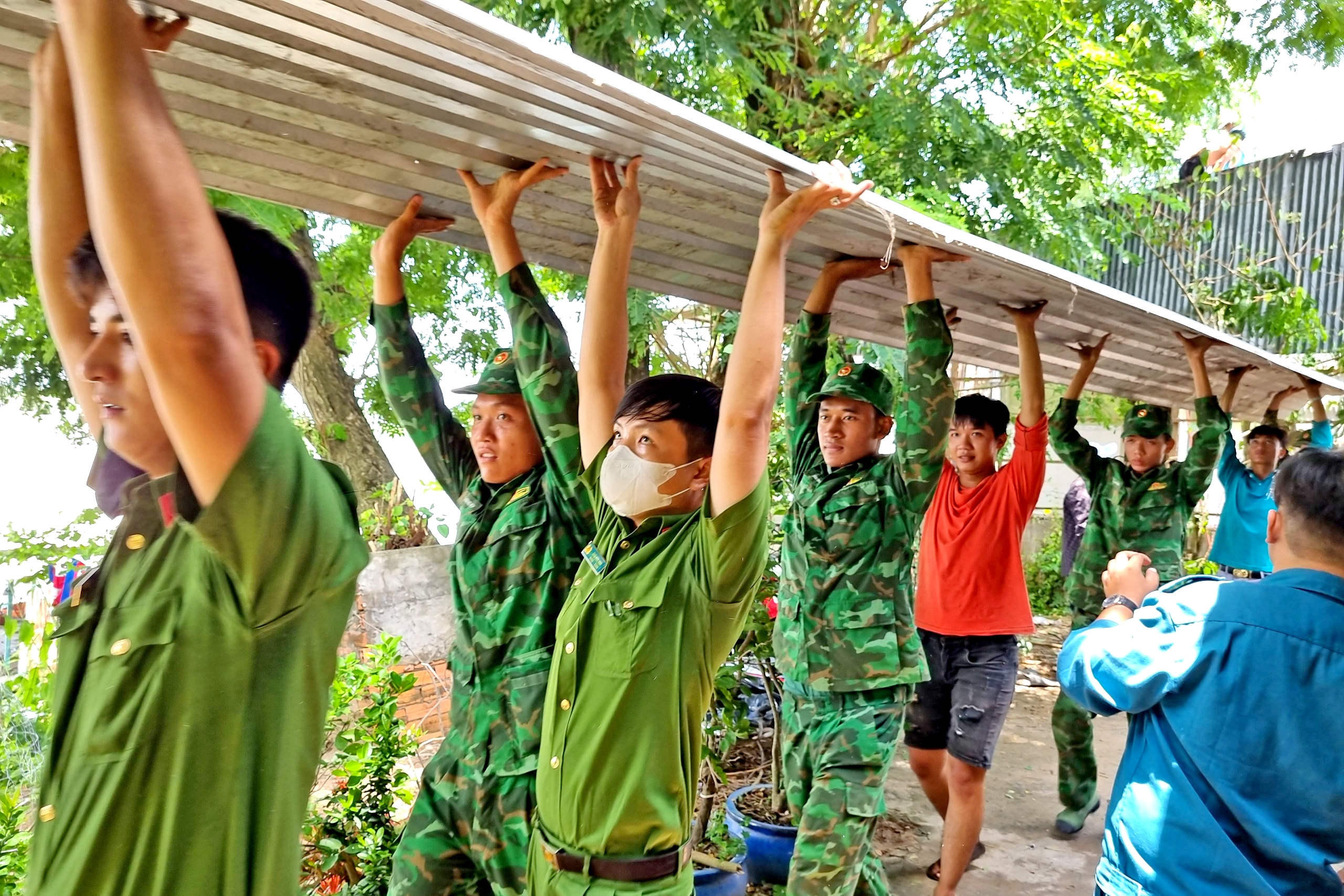 An Giang Bộ đội Biên phòng giúp dân di dời nhà, tài sản phòng, tránh sạt lở đất