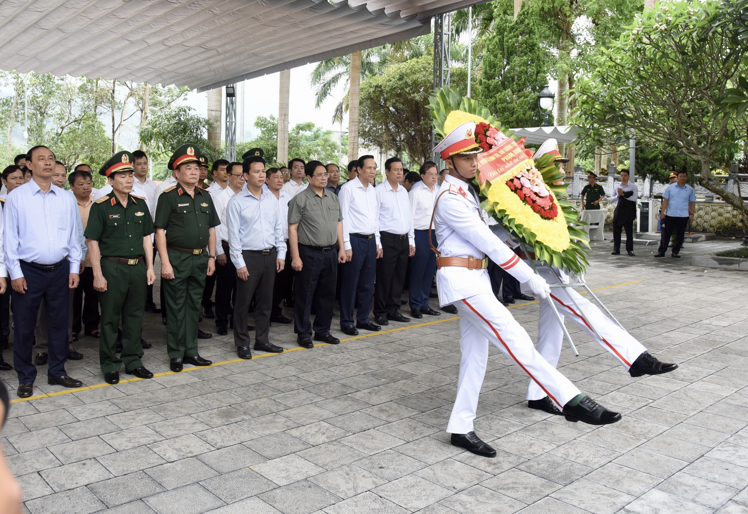Thủ tướng Chính phủ Phạm Minh Chính viếng các Anh hùng liệt sỹ tại Nghĩa trang Liệt sỹ Quốc gia Vị Xuyên