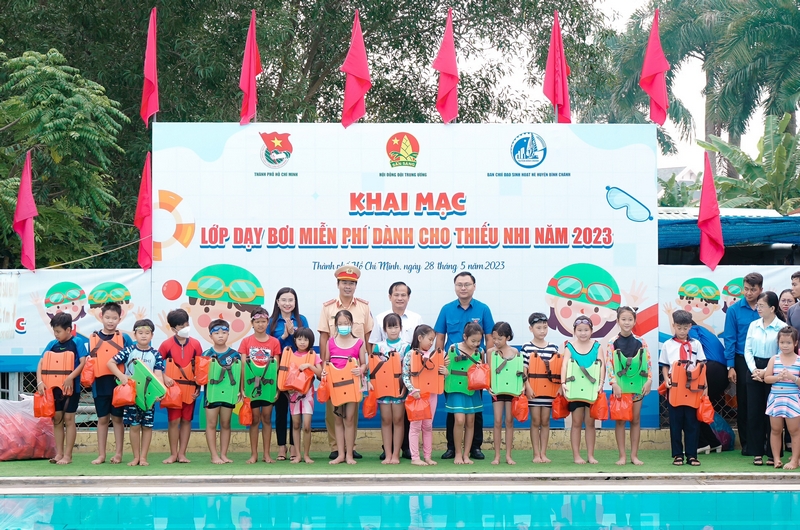 Khai mạc lớp dạy bơi miễn phí cho thiếu nhi Bình Chánh