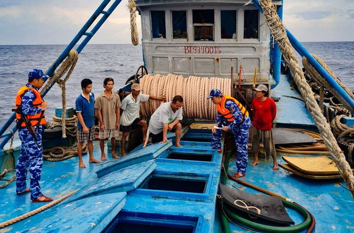 Bắt giữ tàu chở 150 000 lít dầu DO không rõ nguồn gốc