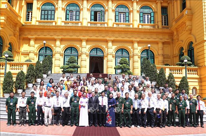 Chủ tịch nước Võ Văn Thưởng gặp mặt đại biểu người có công tỉnh Vĩnh Long