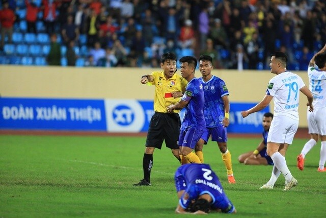 Trọng tài khiến V-League dậy sóng xuống làm việc tại giải hạng Nhất quốc gia