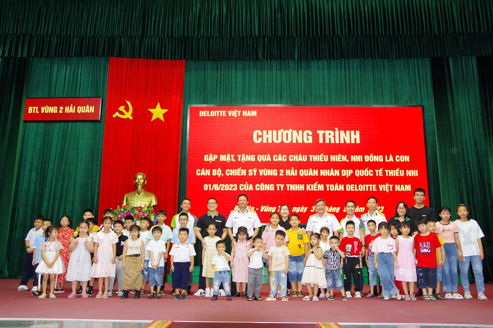 Vùng 2 Hải quân tặng quà cho hơn 900 cháu thiếu nhi