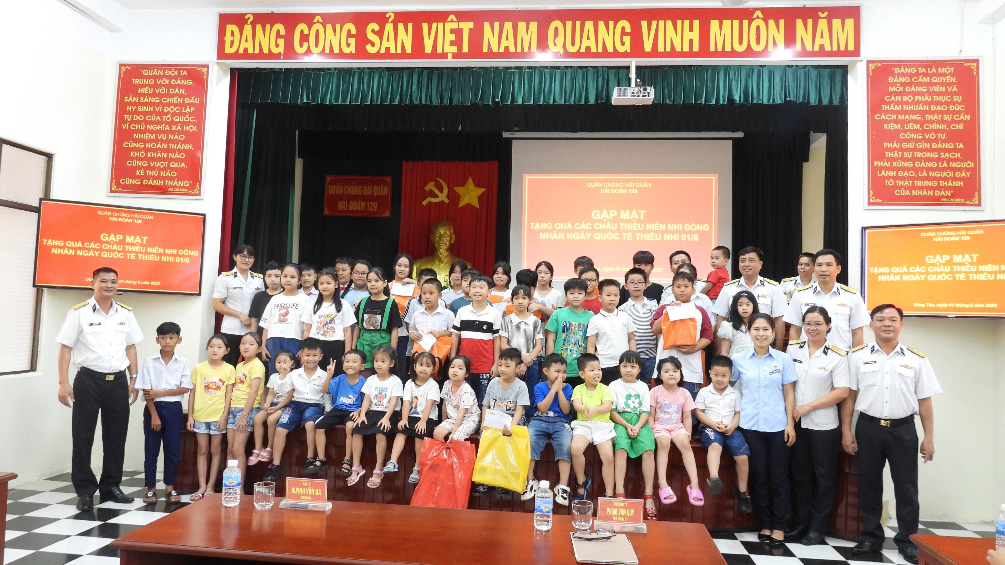 Hải đoàn 129 tặng hơn 600 phần quà cho thiếu nhi nhân ngày 1 6