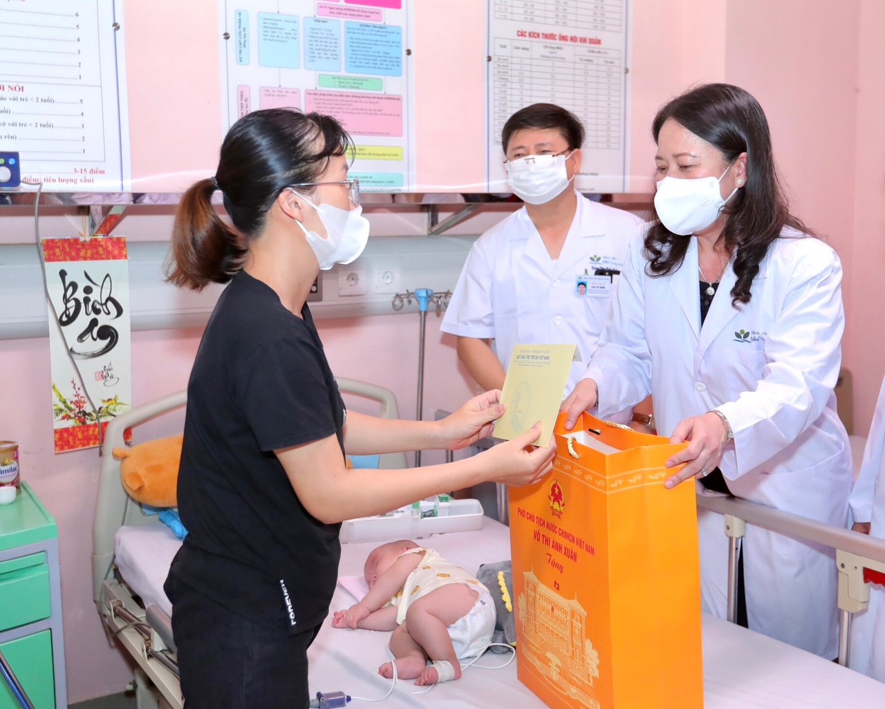 Phó Chủ tịch nước thăm, tặng quà tại Bệnh viện Nhi Trung ương
