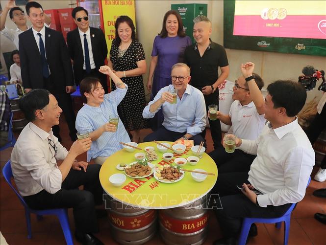 Thủ tướng Australia Anthony Albanese uống bia hơi, ăn bánh mì truyền thống Hà Nội
