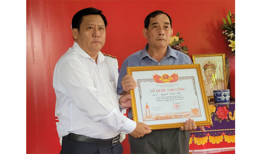 Trao bằng Tổ quốc ghi công cho thân nhân liệt sĩ Nguyễn Xuân Hào