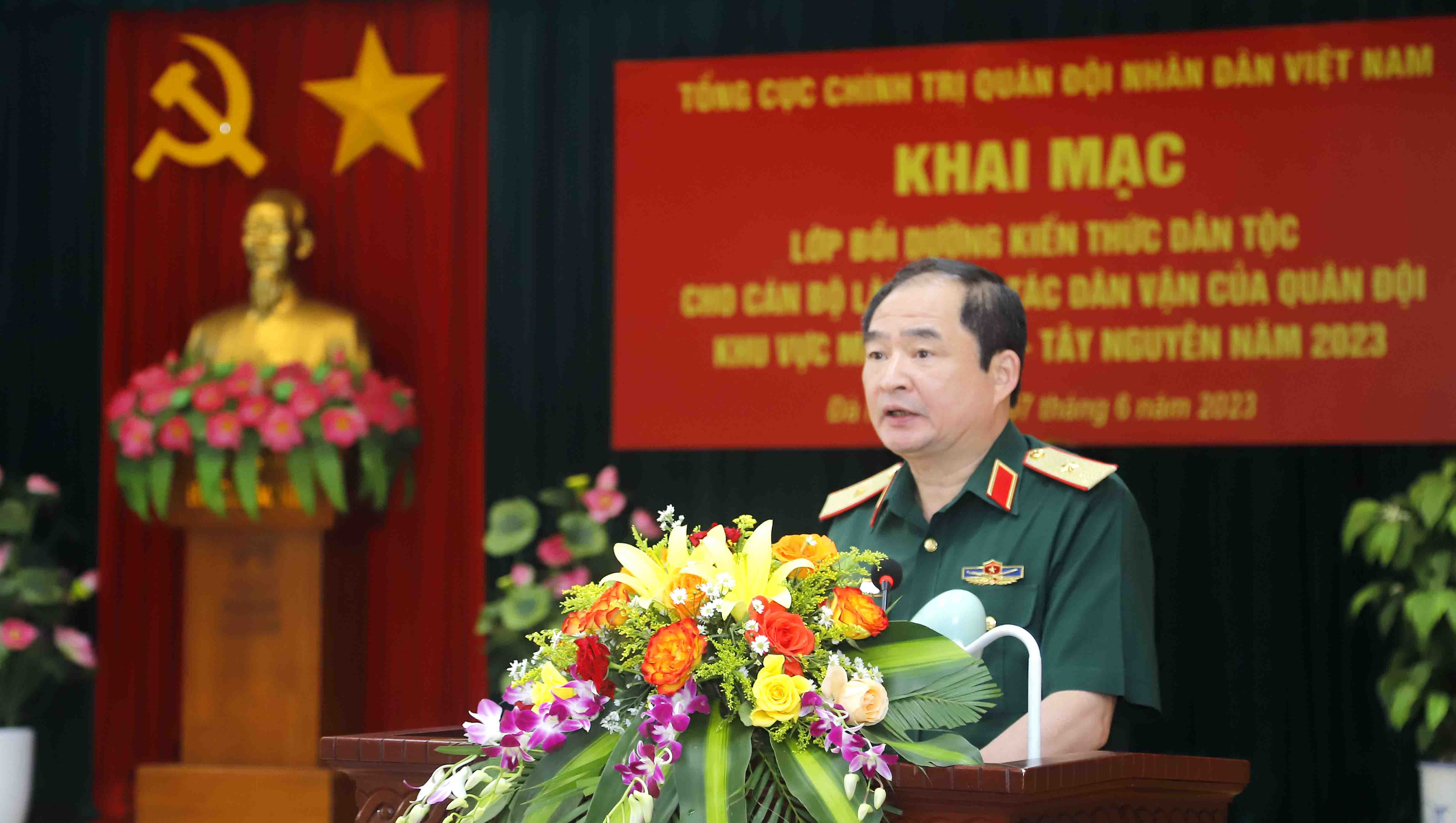 Bồi dưỡng kiến thức dân tộc cho cán bộ làm công tác dân vận