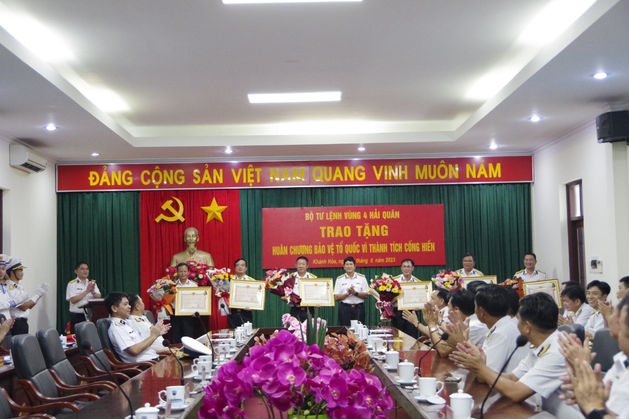 Vùng 4 Hải quân trao tặng Huân chương Bảo vệ Tổ quốc