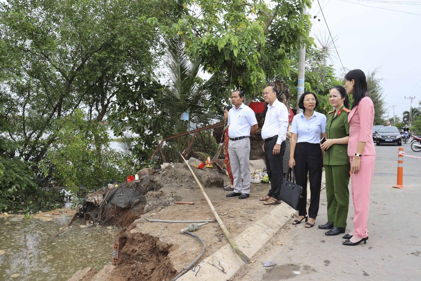 Long An Nhiều nhà dân bị sạt lở trong đêm