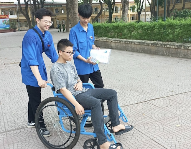 Tình nguyện viên Thủ đô đồng hành cùng thí sinh trong kỳ thi vào lớp 10