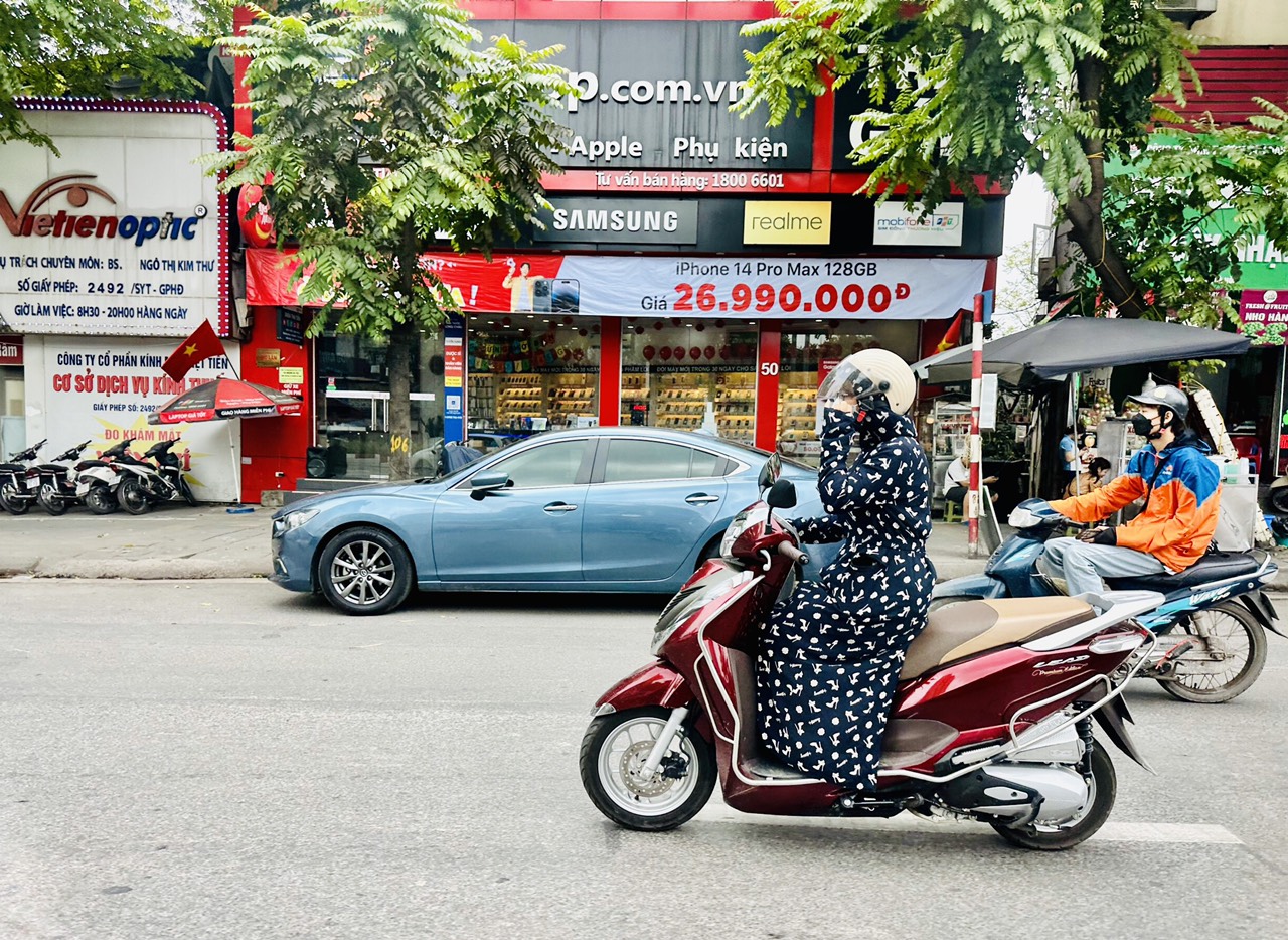 Miền Bắc ngày nắng nóng, chiều tối có mưa dông