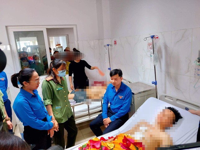 Trao huy hiệu “Tuổi trẻ dũng cảm” cho 5 cán bộ, chiến sĩ tại Đắk Lắk