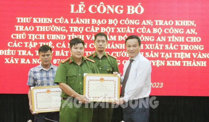 Khen thưởng các tập thể, cá nhân có thành tích xuất sắc trong truy bắt 2 đối tượng cướp tiệm vàng