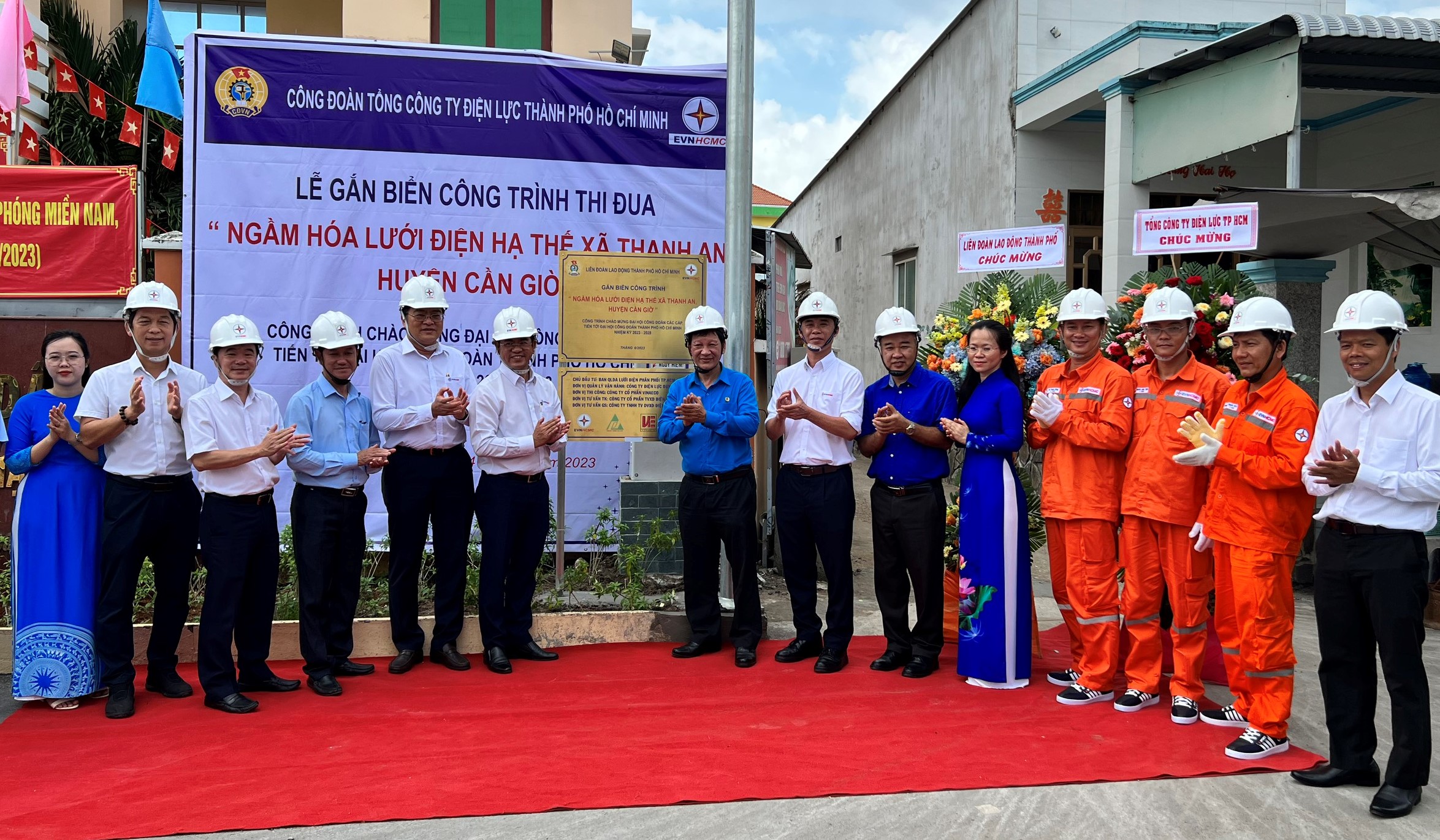 Gắn biển công trình “Ngầm hoá lưới điện hạ thế xã đảo Thạnh An, huyện Cần Giờ”

​