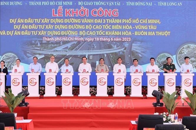 Khởi công ba dự án giao thông trọng điểm phía Nam
