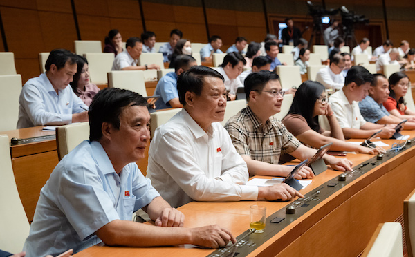 Tiếp tục áp giá trần vé máy bay, sách giáo khoa