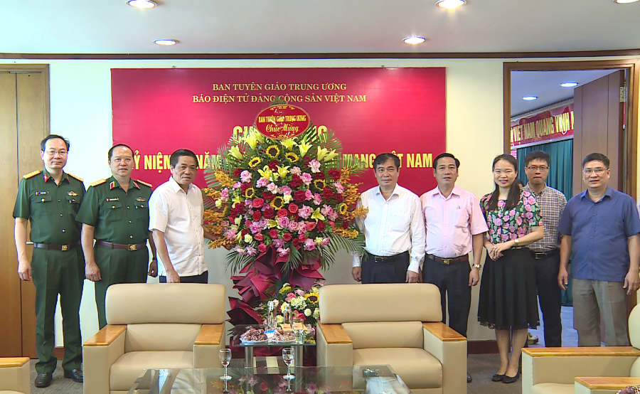 Lãnh đạo Ban Tuyên giáo Trung ương thăm, chúc mừng Báo điện tử Đảng Cộng sản Việt Nam