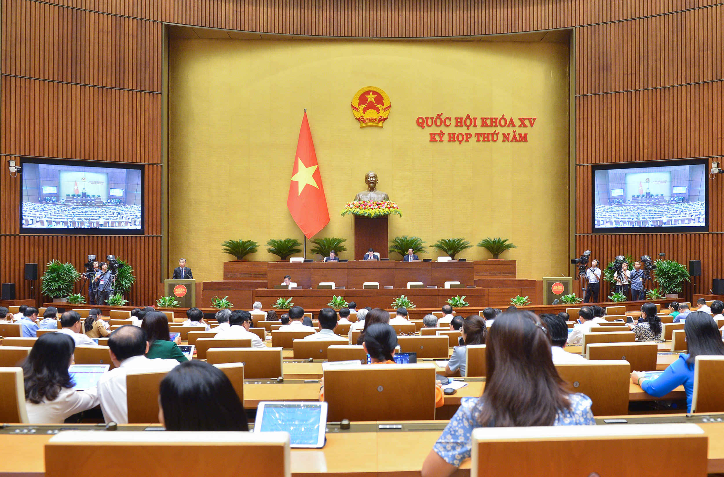 Quốc hội thông qua Luật Bảo vệ quyền lợi người tiêu dùng sửa đổi